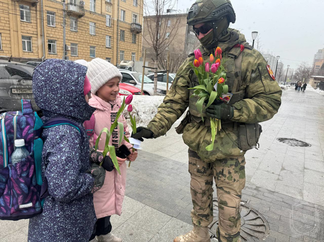 Курсанты Новосибирского военного института поздравили сибирячек с 8 марта
