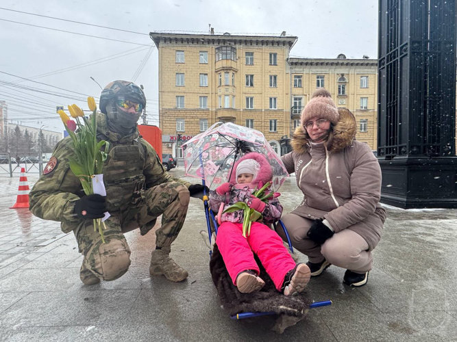 Курсанты Новосибирского военного института поздравили сибирячек с 8 марта