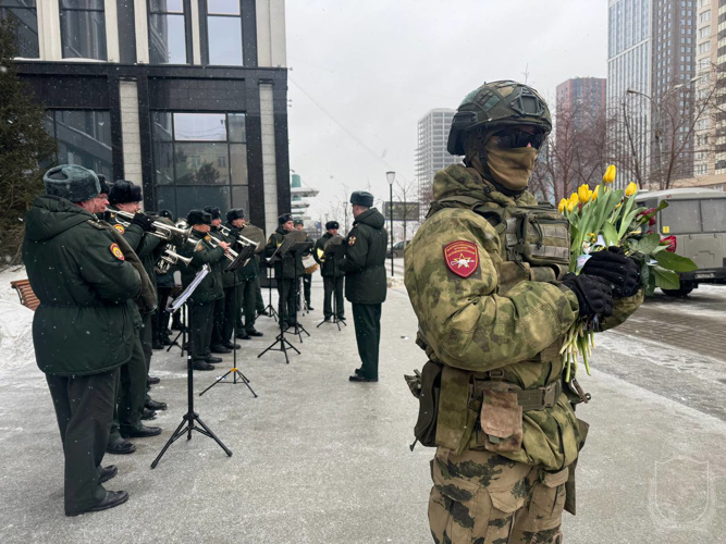 Курсанты Новосибирского военного института поздравили сибирячек с 8 марта