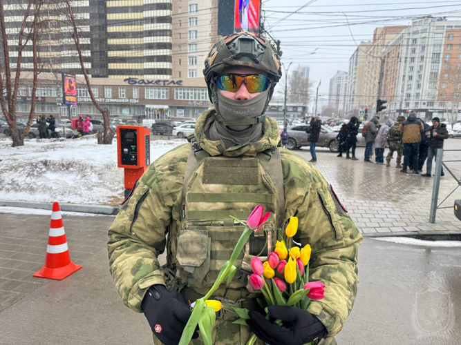 Курсанты Новосибирского военного института поздравили сибирячек с 8 марта