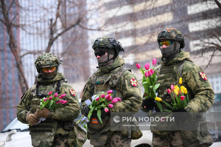 Курсанты Новосибирского военного института поздравили сибирячек с 8 марта