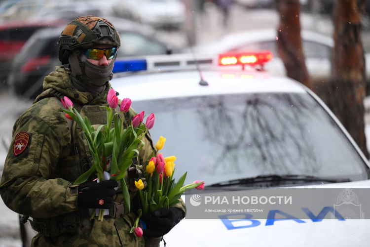 Курсанты Новосибирского военного института поздравили сибирячек с 8 марта