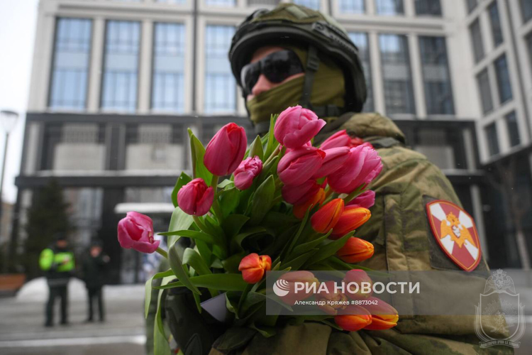 Курсанты Новосибирского военного института поздравили сибирячек с 8 марта