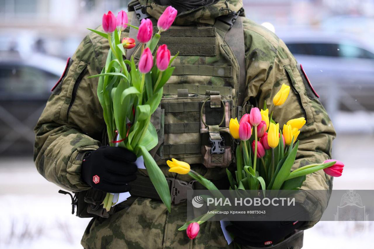 Курсанты Новосибирского военного института поздравили сибирячек с 8 марта
