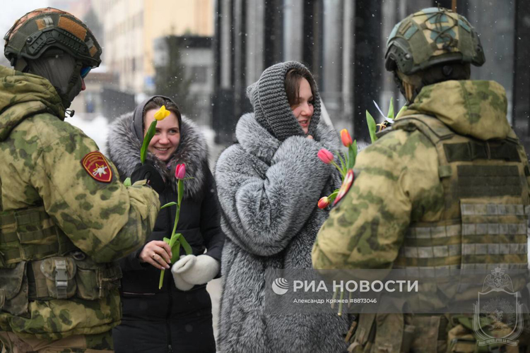Курсанты Новосибирского военного института поздравили сибирячек с 8 марта