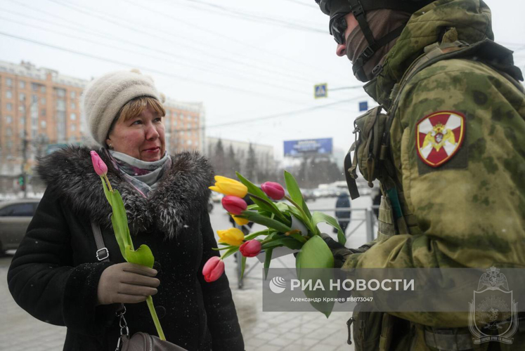 Курсанты Новосибирского военного института поздравили сибирячек с 8 марта