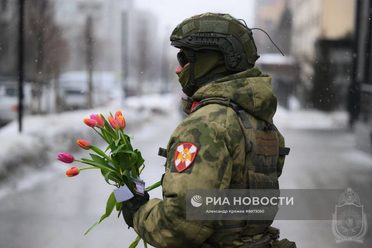 Курсанты Новосибирского военного института поздравили сибирячек с 8 марта