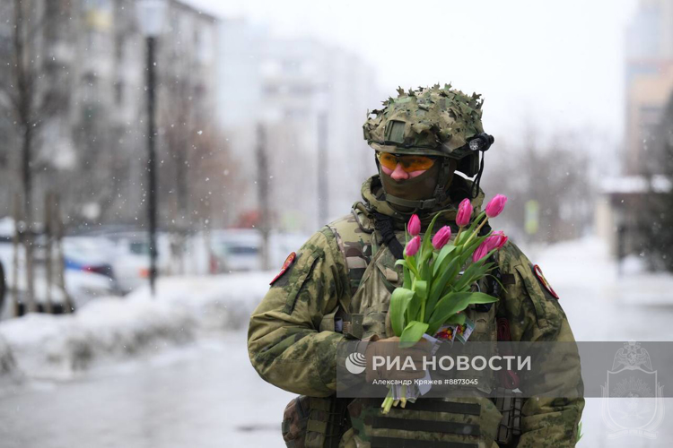 Курсанты Новосибирского военного института поздравили сибирячек с 8 марта