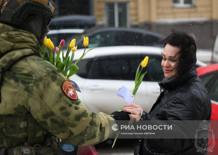 Курсанты Новосибирского военного института поздравили сибирячек с 8 марта