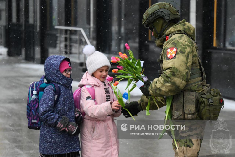 Курсанты Новосибирского военного института поздравили сибирячек с 8 марта