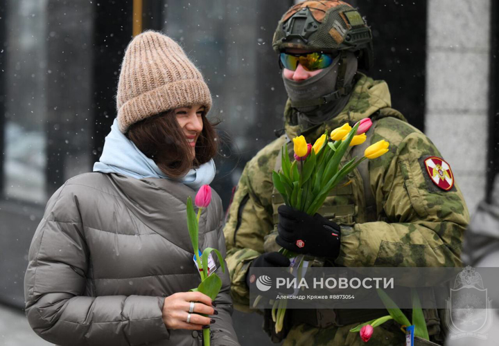 Курсанты Новосибирского военного института поздравили сибирячек с 8 марта