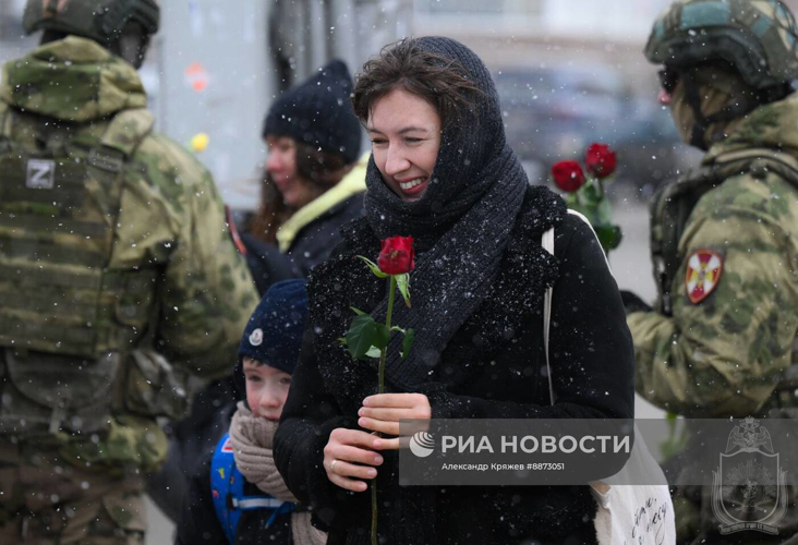 Курсанты Новосибирского военного института поздравили сибирячек с 8 марта