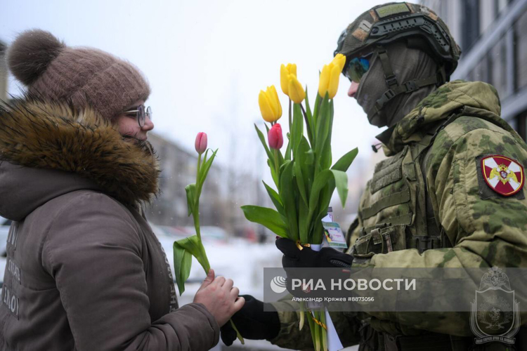 Курсанты Новосибирского военного института поздравили сибирячек с 8 марта