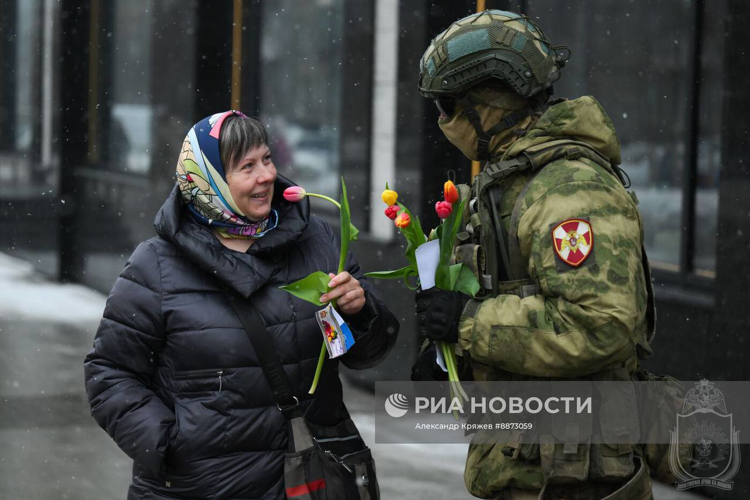 Курсанты Новосибирского военного института поздравили сибирячек с 8 марта
