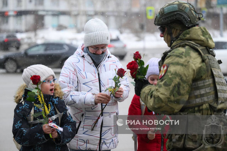 Курсанты Новосибирского военного института поздравили сибирячек с 8 марта