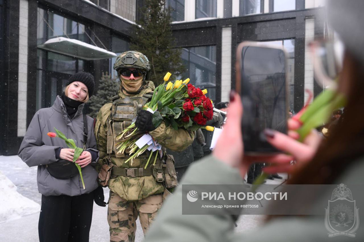 Курсанты Новосибирского военного института поздравили сибирячек с 8 марта