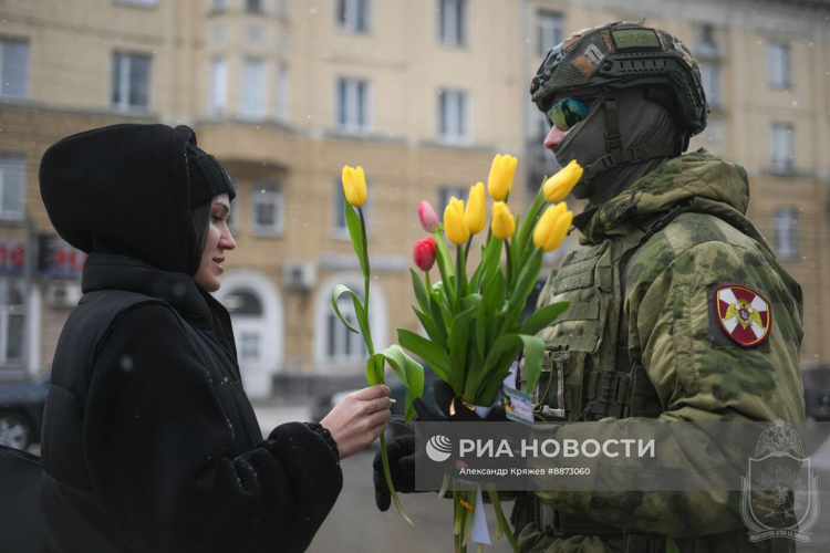Курсанты Новосибирского военного института поздравили сибирячек с 8 марта