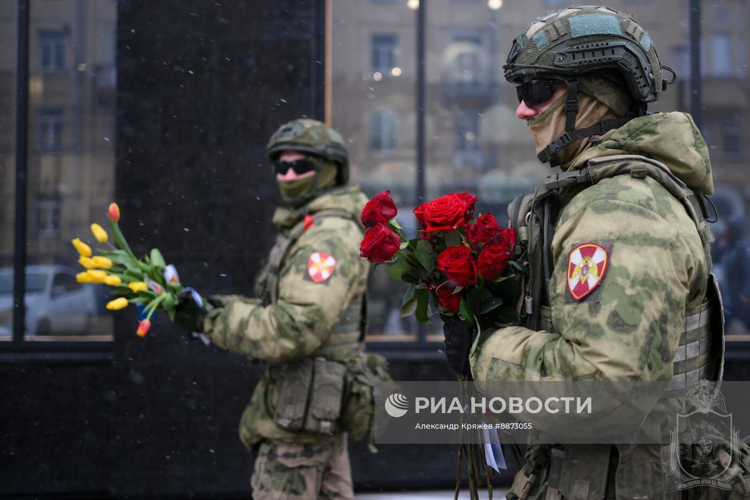 Курсанты Новосибирского военного института поздравили сибирячек с 8 марта