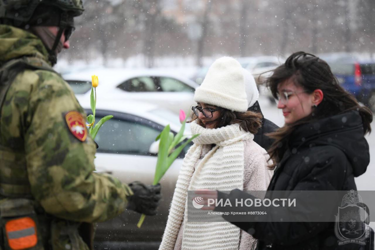 Курсанты Новосибирского военного института поздравили сибирячек с 8 марта