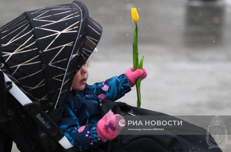 Курсанты Новосибирского военного института поздравили сибирячек с 8 марта