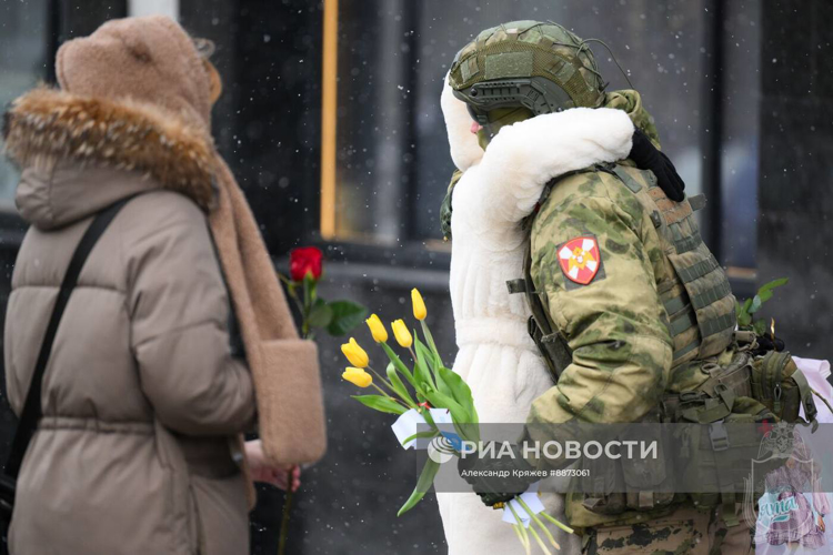 Курсанты Новосибирского военного института поздравили сибирячек с 8 марта