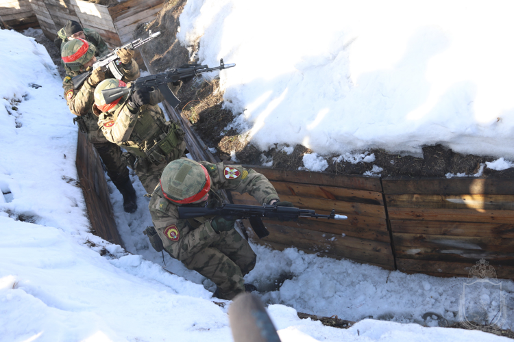 С курсантами военного института проведены показные занятия