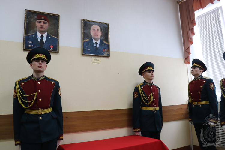 В военном институте увековечили память погибшего выпускника
