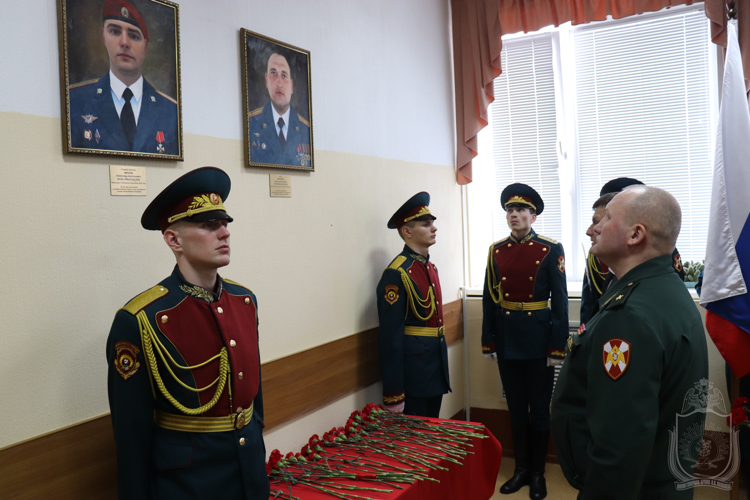 В военном институте увековечили память погибшего выпускника