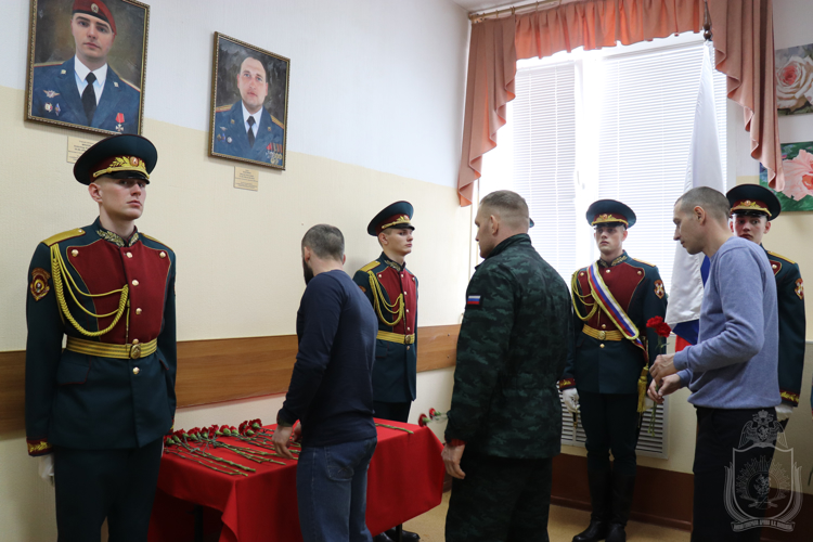 В военном институте увековечили память погибшего выпускника