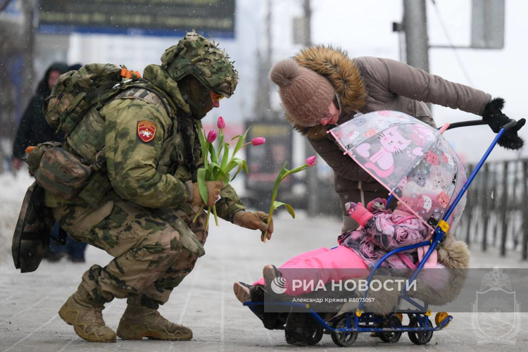 Курсанты Новосибирского военного института поздравили сибирячек с 8 марта