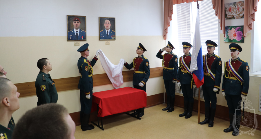 В военном институте увековечили память погибшего выпускника
