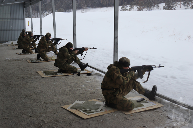 В военном институте прошли соревнования по служебному троеборью