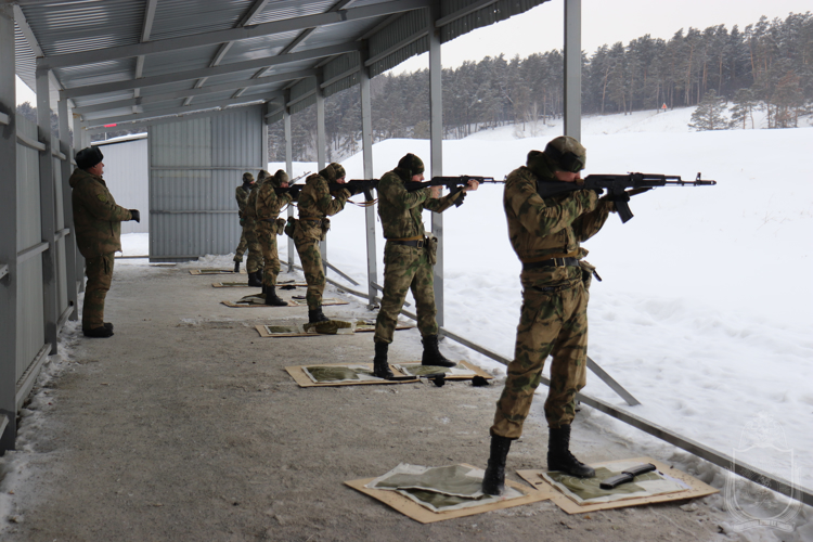 В военном институте прошли соревнования по служебному троеборью