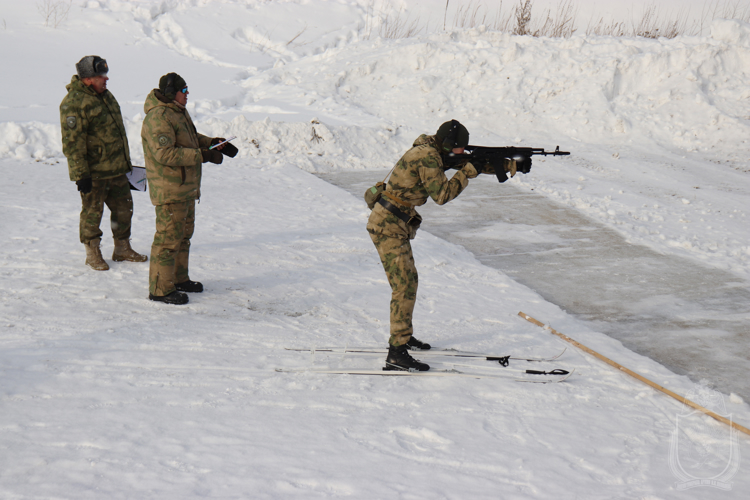В военном институте прошли соревнования по служебному троеборью