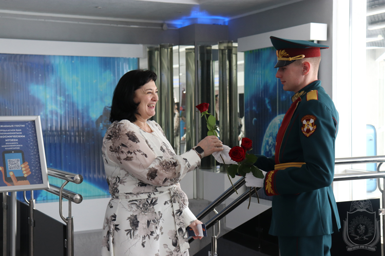 В военном институте поздравили женщин с 8 марта