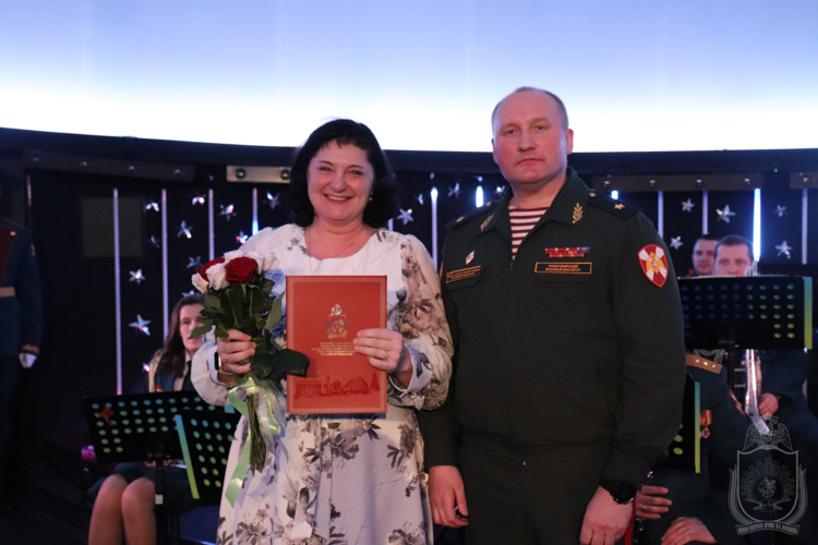 В военном институте поздравили женщин с 8 марта