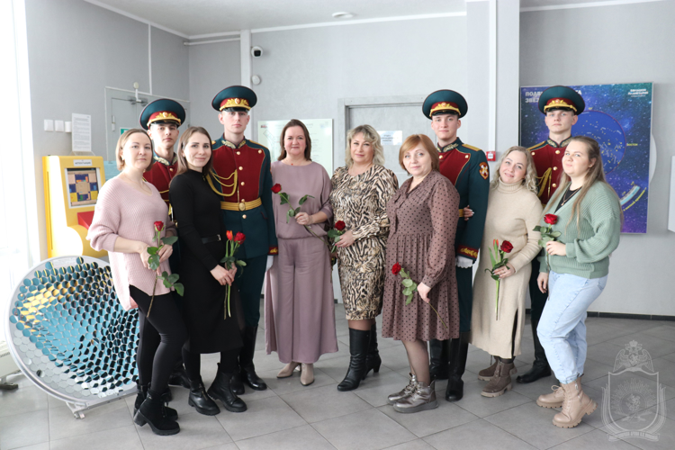 В военном институте поздравили женщин с 8 марта