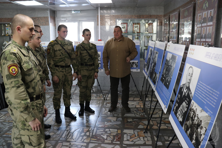 В Новосибирском военном институте открылась передвижная выставка музея города Новосибирска «Парень из нашего города»