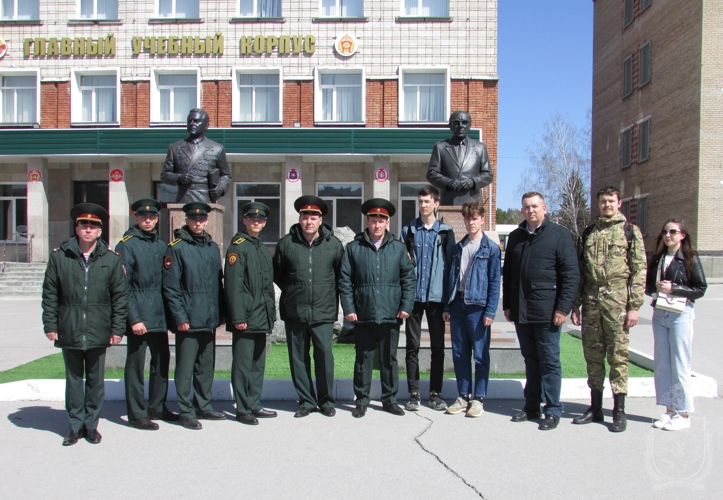Представители военного института посетили выставку «День инноваций НВВКУ»