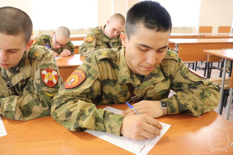 Курсанты Новосибирского военного института приняли участие в «Тотальном диктанте»