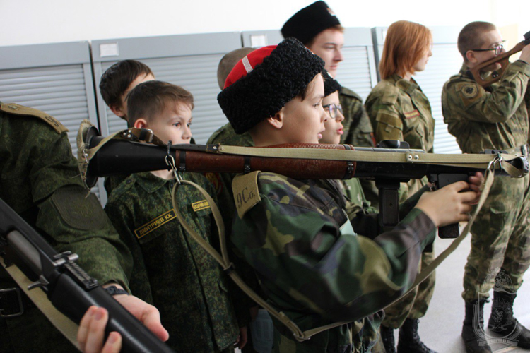 Курсанты Новосибирского военного института провели учебный курс с казачьей молодежью