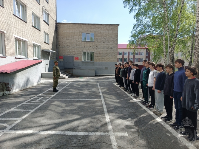 Офицеры военного института провели занятия с допризывной молодёжью