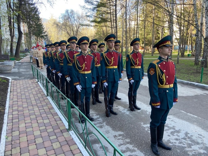 Курсанты и офицеры Новосибирского военного института провели  «Парад у дома ветерана»