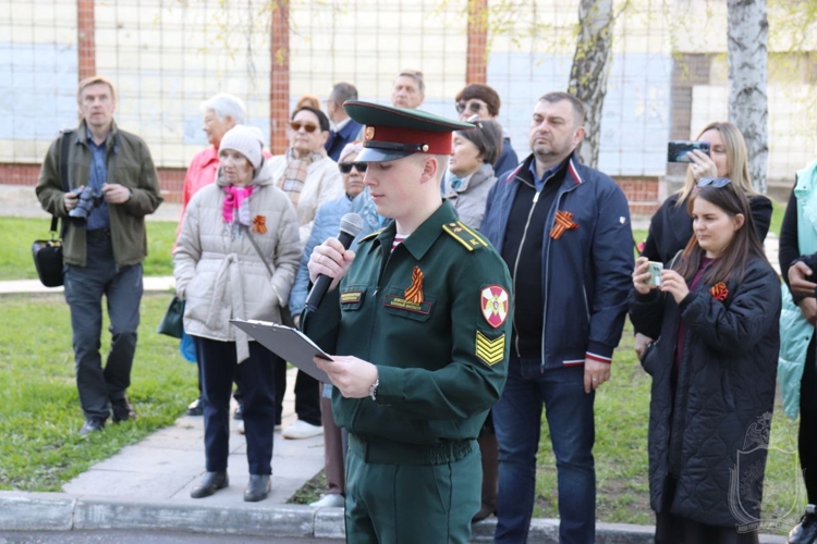 Курсанты и офицеры Новосибирского военного института провели  «Парад у дома ветерана»