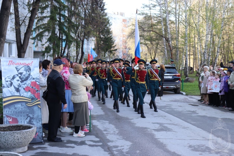 Курсанты и офицеры Новосибирского военного института провели  «Парад у дома ветерана»