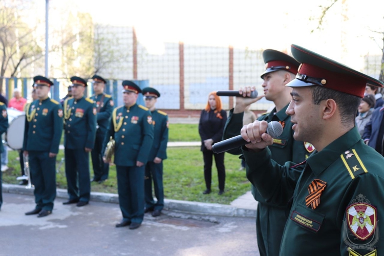 Курсанты и офицеры Новосибирского военного института провели  «Парад у дома ветерана»