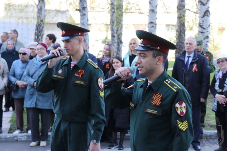 Курсанты и офицеры Новосибирского военного института провели  «Парад у дома ветерана»