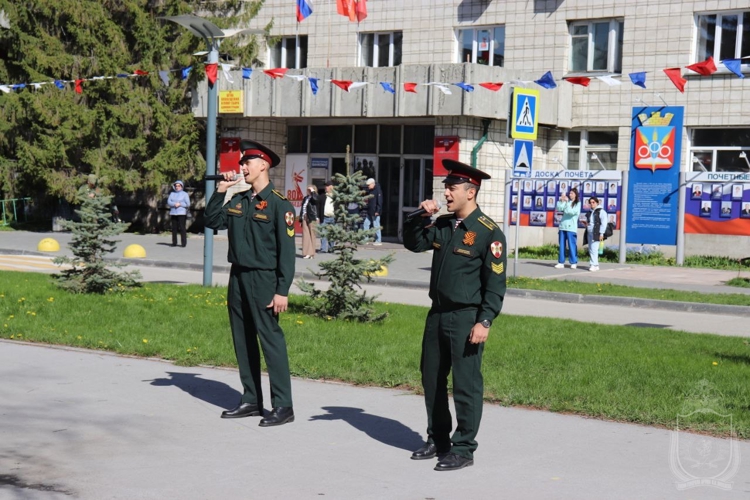 Курсанты и офицеры Новосибирского военного института провели  «Парад у дома ветерана»