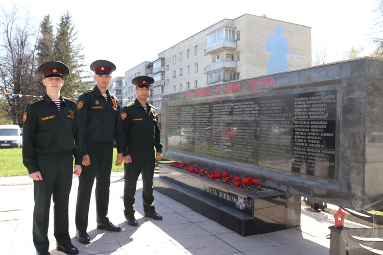 Курсанты и офицеры Новосибирского военного института провели  «Парад у дома ветерана»