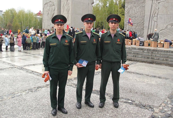 Курсанты Новосибирского военного института и сотрудники вневедомственной охраны вручили горожанам георгиевские ленточки
